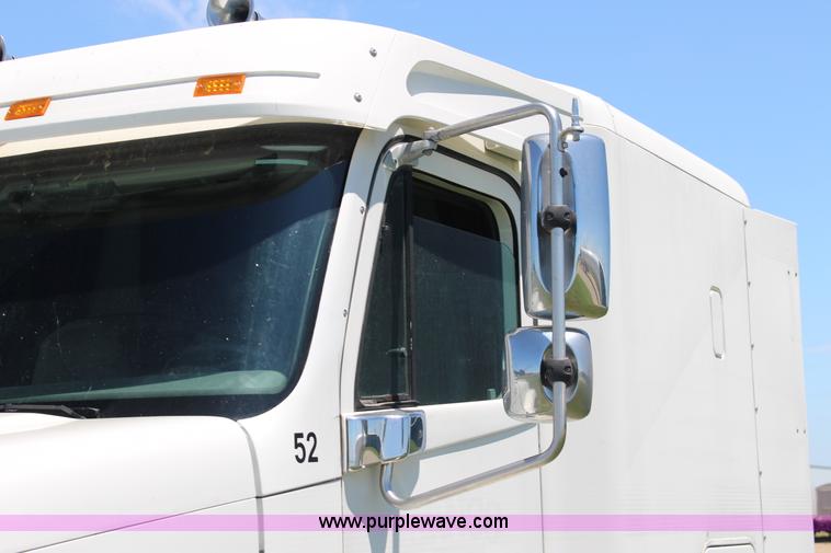 image for item F7999 2001 Freightliner Columbia 120 semi truck