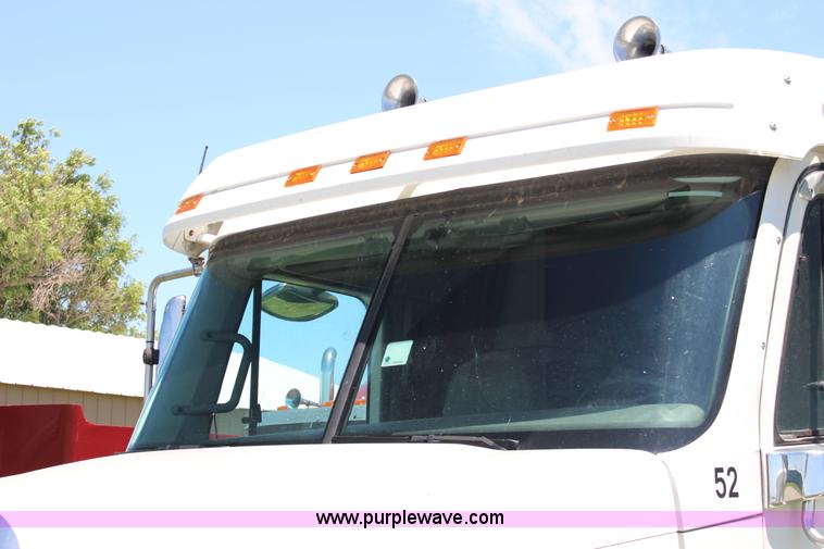 image for item F7999 2001 Freightliner Columbia 120 semi truck