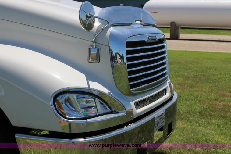 image for item F7999 2001 Freightliner Columbia 120 semi truck