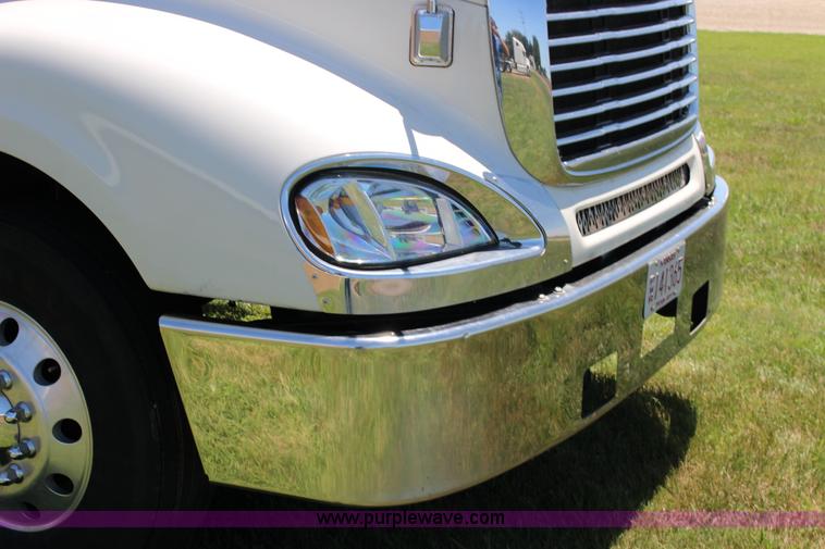 image for item F7999 2001 Freightliner Columbia 120 semi truck