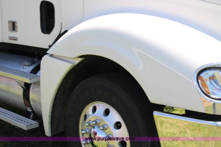 image for item F7999 2001 Freightliner Columbia 120 semi truck