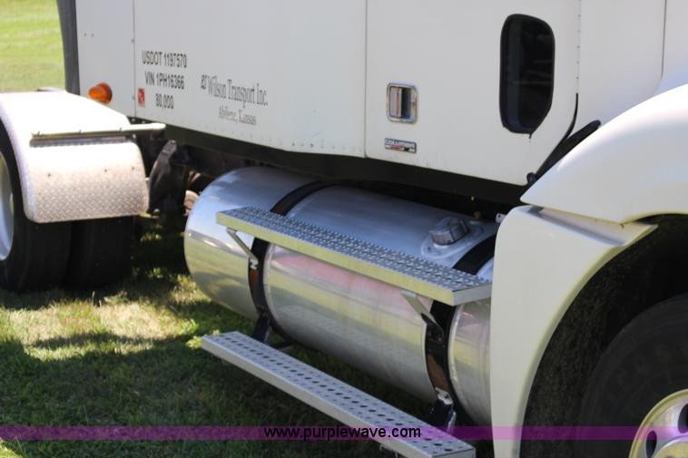 image for item F7999 2001 Freightliner Columbia 120 semi truck