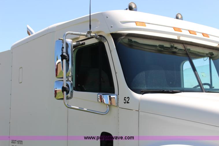 image for item F7999 2001 Freightliner Columbia 120 semi truck