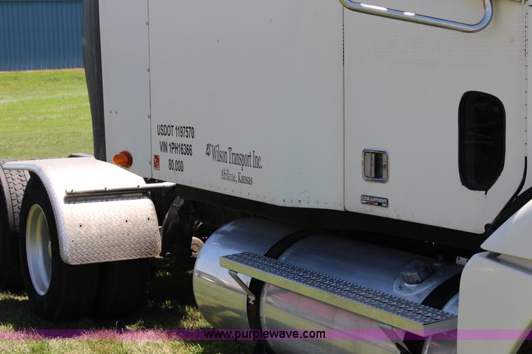 image for item F7999 2001 Freightliner Columbia 120 semi truck