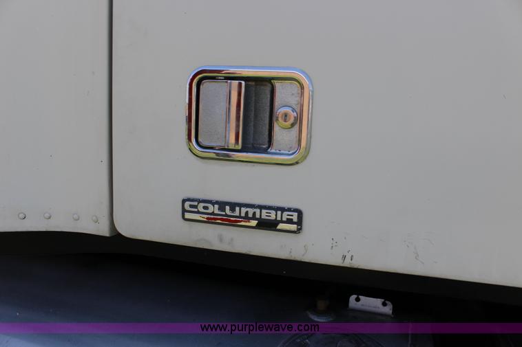 image for item F7999 2001 Freightliner Columbia 120 semi truck