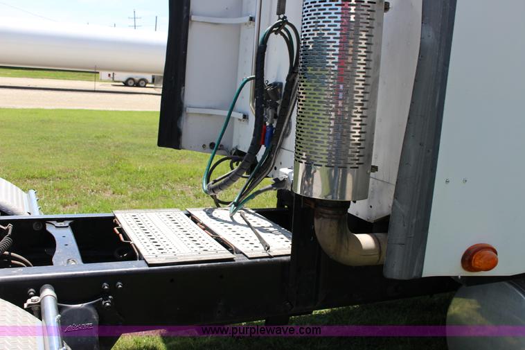 image for item F7999 2001 Freightliner Columbia 120 semi truck