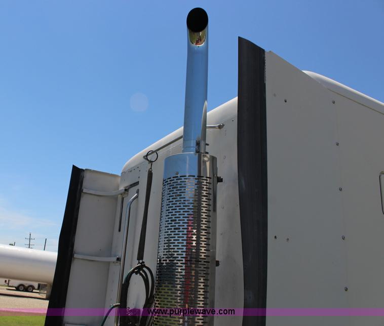 image for item F7999 2001 Freightliner Columbia 120 semi truck