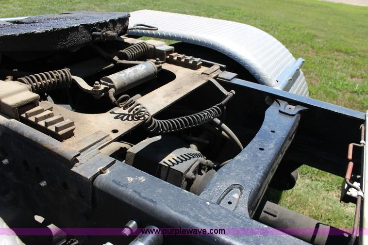 image for item F7999 2001 Freightliner Columbia 120 semi truck