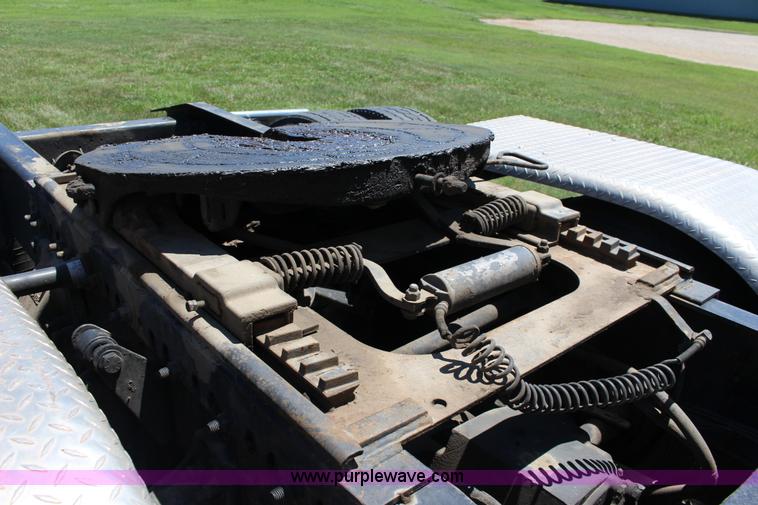 image for item F7999 2001 Freightliner Columbia 120 semi truck