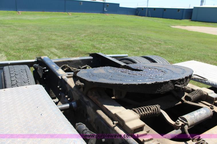 image for item F7999 2001 Freightliner Columbia 120 semi truck