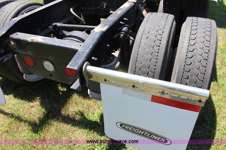 image for item F7999 2001 Freightliner Columbia 120 semi truck