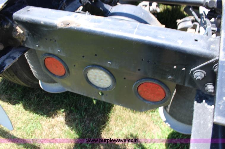 image for item F7999 2001 Freightliner Columbia 120 semi truck