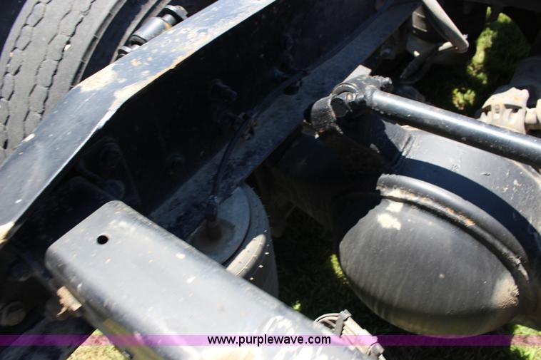 image for item F7999 2001 Freightliner Columbia 120 semi truck