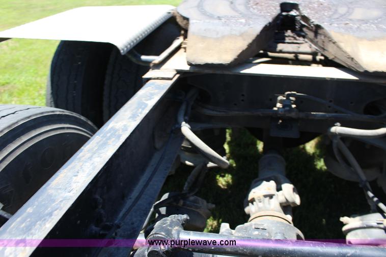 image for item F7999 2001 Freightliner Columbia 120 semi truck