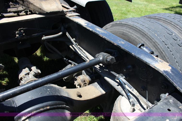 image for item F7999 2001 Freightliner Columbia 120 semi truck