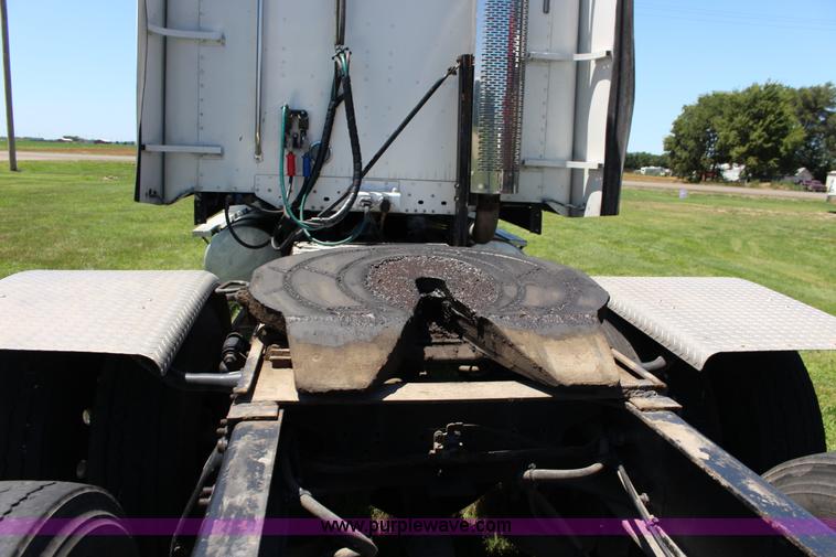 image for item F7999 2001 Freightliner Columbia 120 semi truck