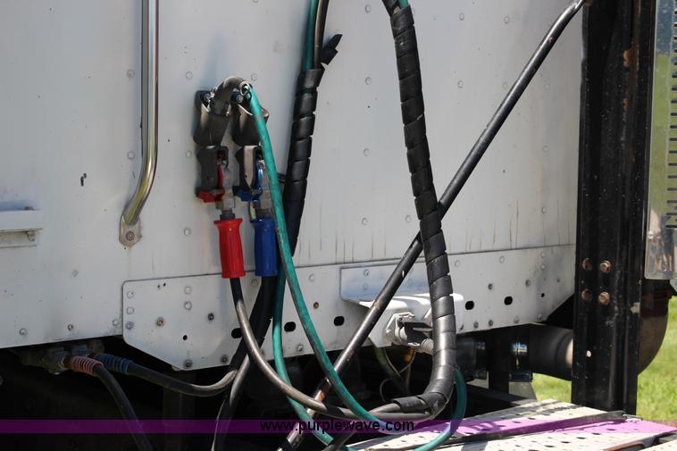 image for item F7999 2001 Freightliner Columbia 120 semi truck