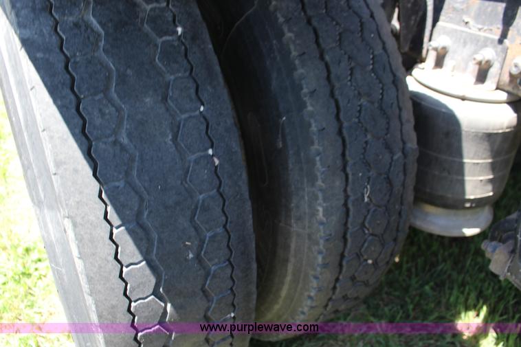 image for item F7999 2001 Freightliner Columbia 120 semi truck