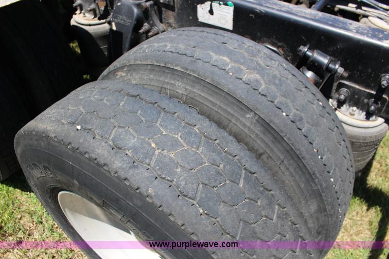 image for item F7999 2001 Freightliner Columbia 120 semi truck