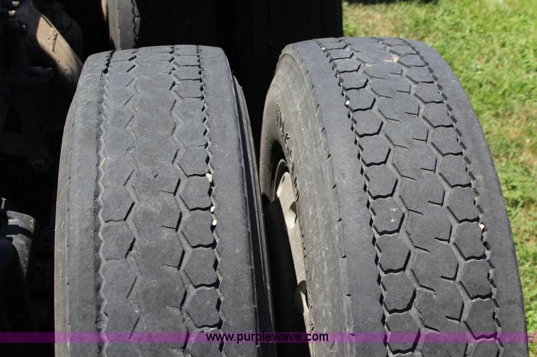 image for item F7999 2001 Freightliner Columbia 120 semi truck