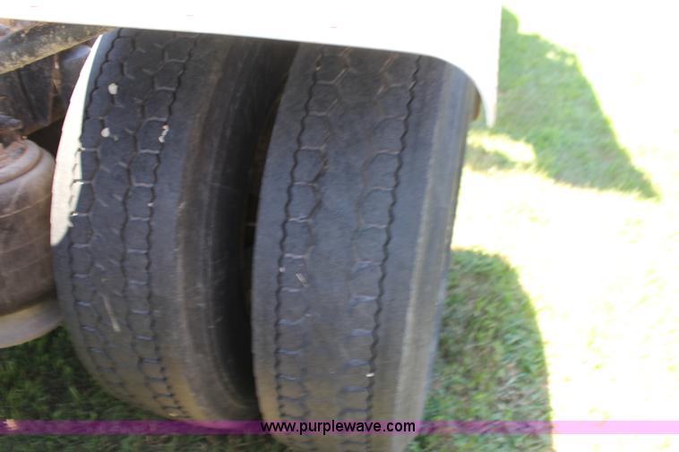 image for item F7999 2001 Freightliner Columbia 120 semi truck