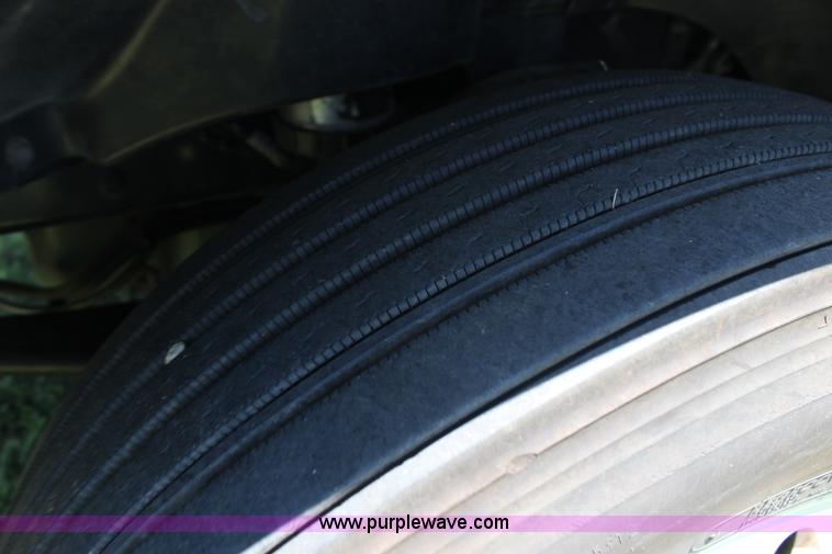 image for item F7999 2001 Freightliner Columbia 120 semi truck