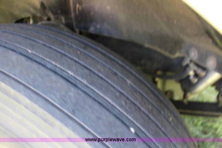 image for item F7999 2001 Freightliner Columbia 120 semi truck