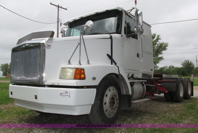 image for item H4558 1995 Volvo WIA semi truck