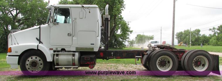 image for item H4558 1995 Volvo WIA semi truck