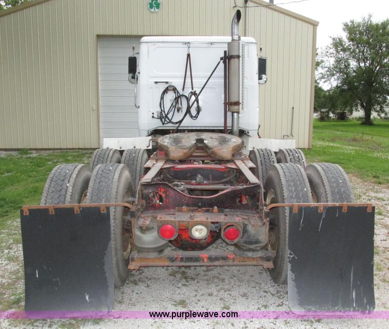 image for item H4558 1995 Volvo WIA semi truck