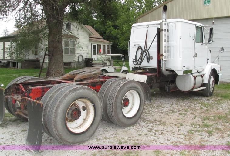 image for item H4558 1995 Volvo WIA semi truck