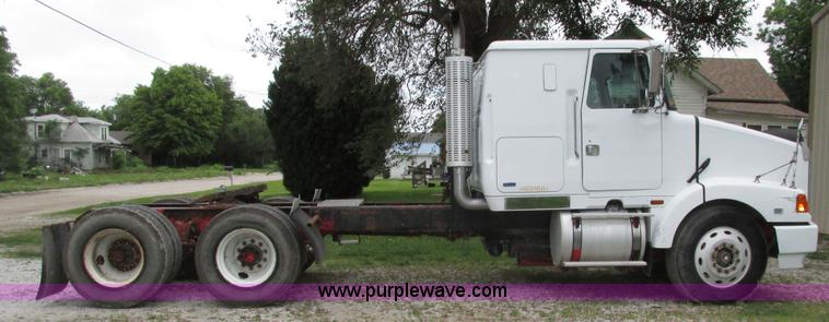 image for item H4558 1995 Volvo WIA semi truck