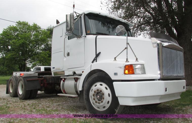 image for item H4558 1995 Volvo WIA semi truck