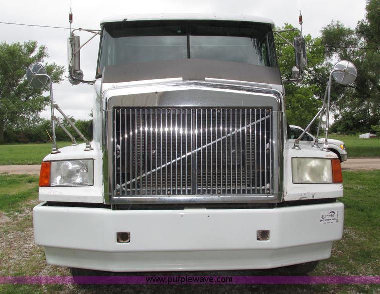 image for item H4558 1995 Volvo WIA semi truck