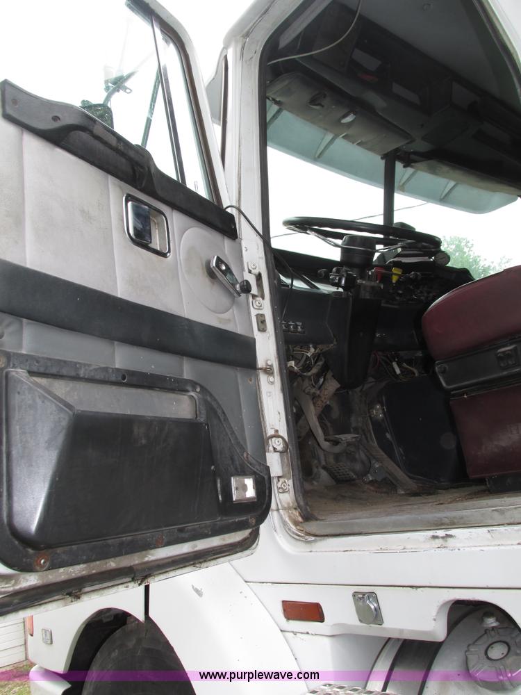 image for item H4558 1995 Volvo WIA semi truck