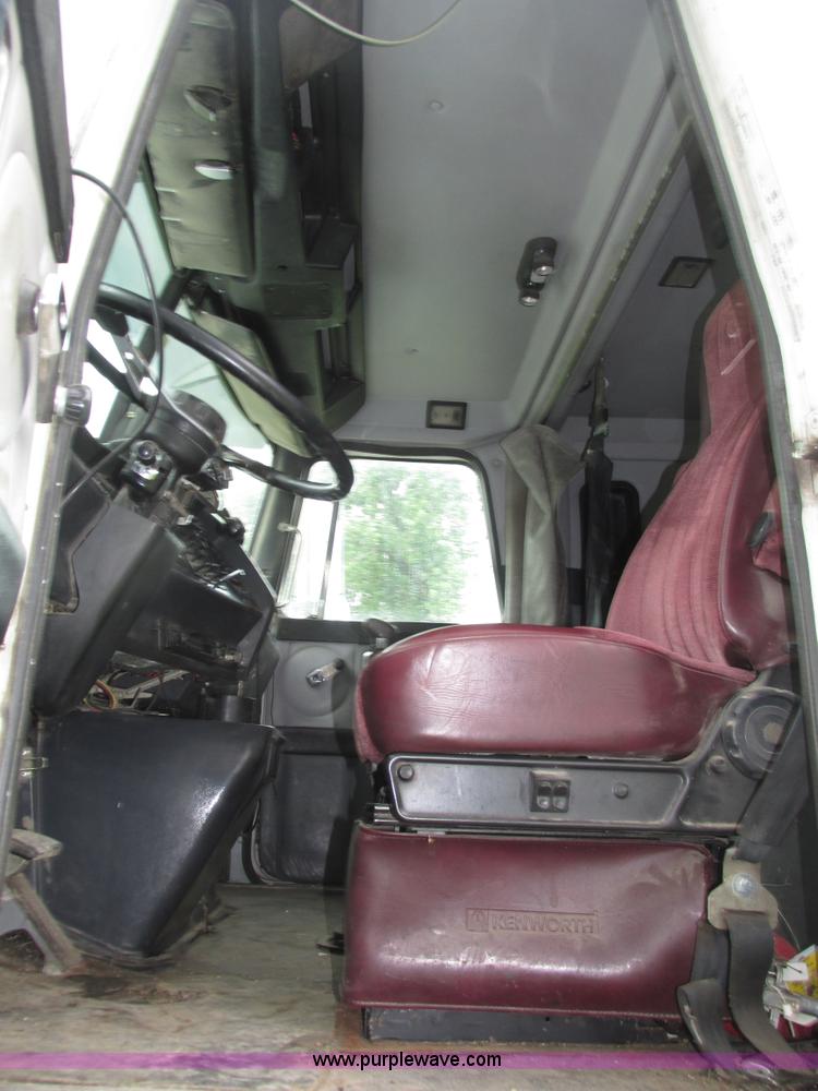 image for item H4558 1995 Volvo WIA semi truck