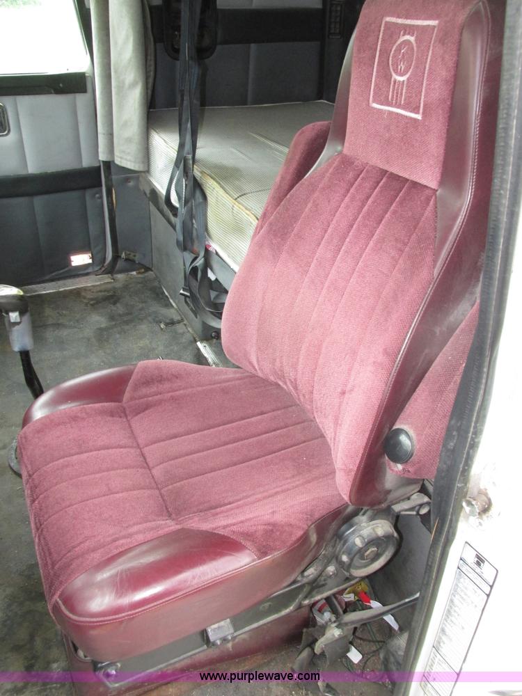 image for item H4558 1995 Volvo WIA semi truck