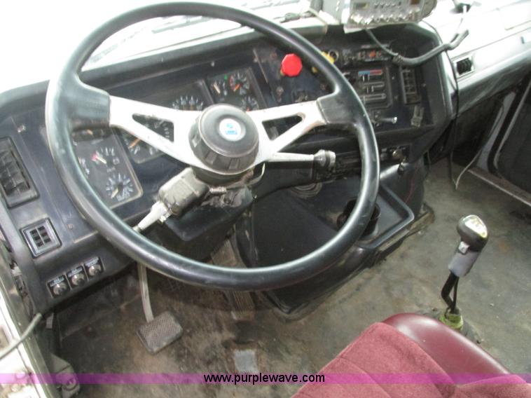 image for item H4558 1995 Volvo WIA semi truck