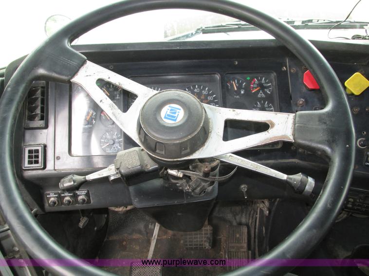 image for item H4558 1995 Volvo WIA semi truck