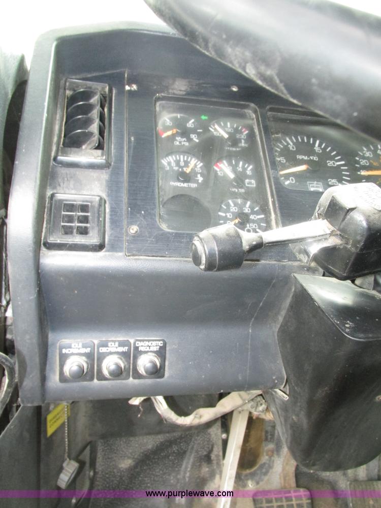 image for item H4558 1995 Volvo WIA semi truck