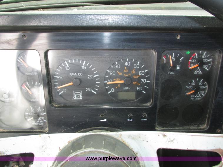 image for item H4558 1995 Volvo WIA semi truck