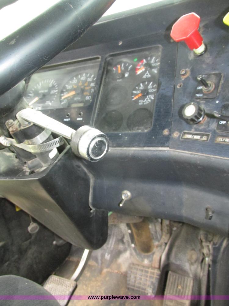 image for item H4558 1995 Volvo WIA semi truck