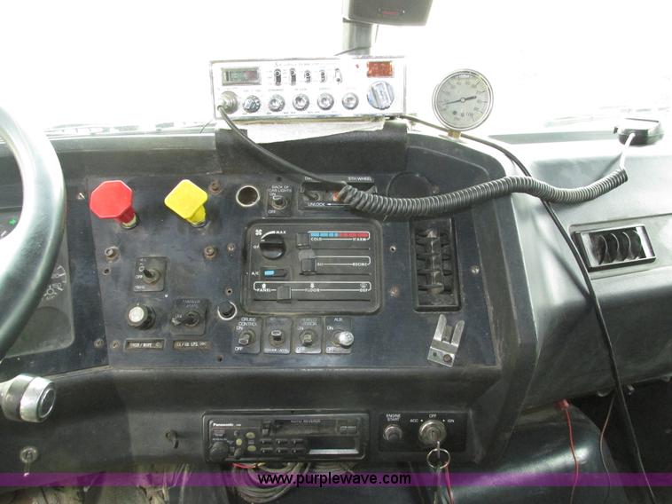 image for item H4558 1995 Volvo WIA semi truck