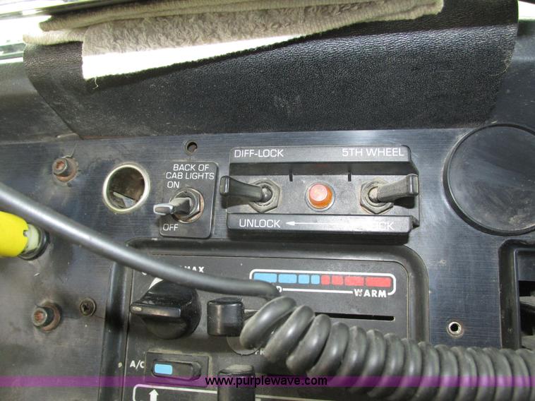 image for item H4558 1995 Volvo WIA semi truck