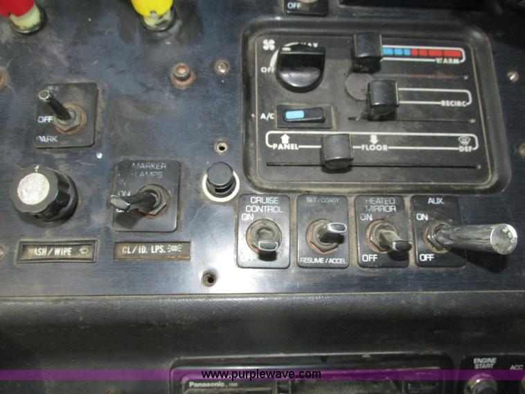 image for item H4558 1995 Volvo WIA semi truck