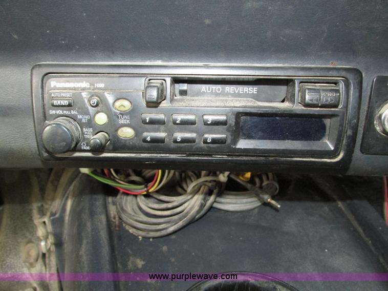 image for item H4558 1995 Volvo WIA semi truck