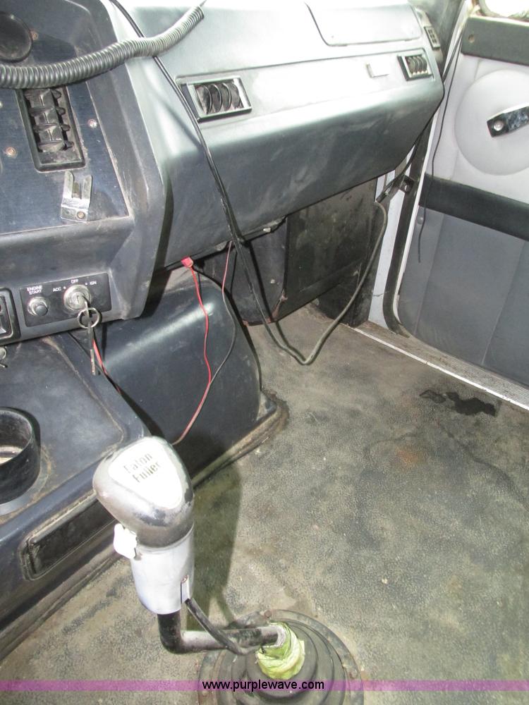 image for item H4558 1995 Volvo WIA semi truck