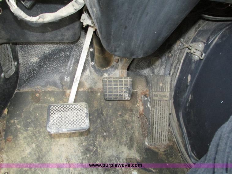 image for item H4558 1995 Volvo WIA semi truck