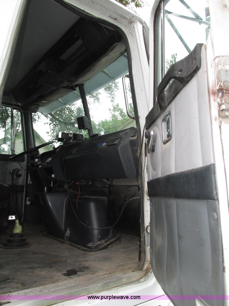 image for item H4558 1995 Volvo WIA semi truck