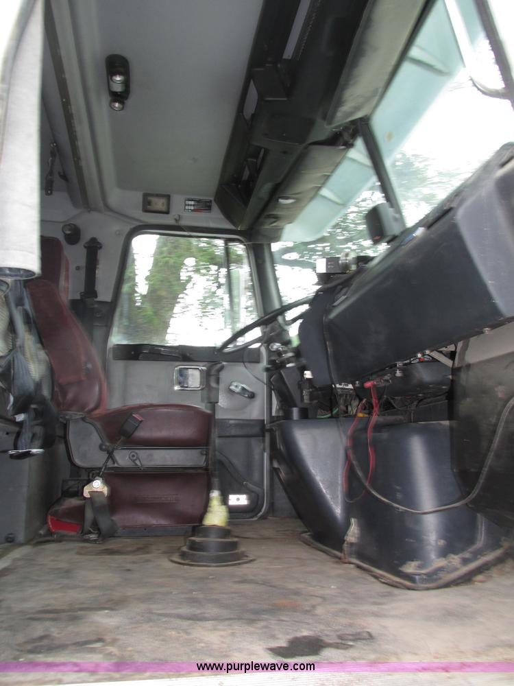 image for item H4558 1995 Volvo WIA semi truck